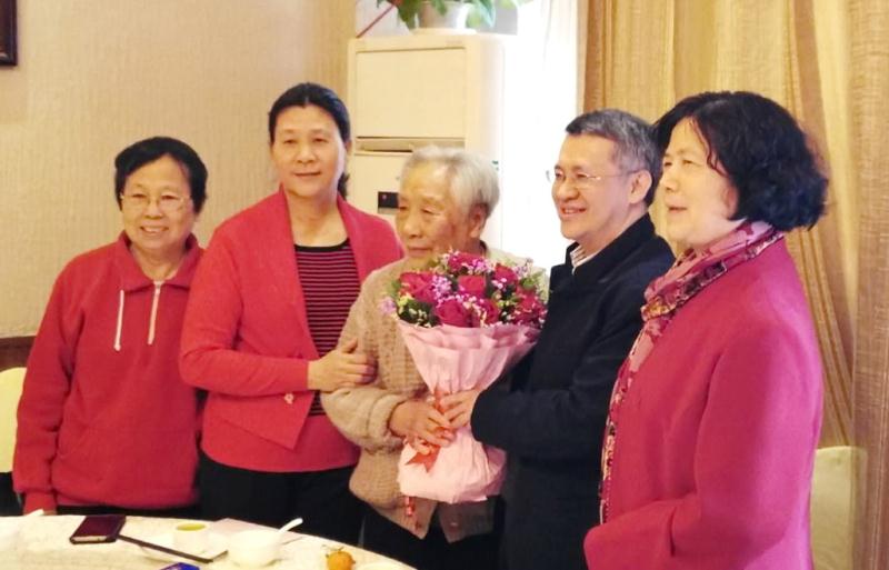 学院领导、校友代表与原中山医卫校副校长刘如琼合影